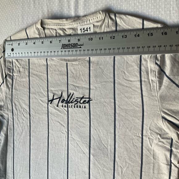 Hollister Women’s Short Sleeve Screw Neck T-shirt size M, Gray Stripes - Picture 3 of 6